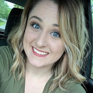 Meet your Posher, Alexis